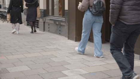 Cerca-De-Gente-Caminando-Por-Edificios-En-Grosvenor-Street-Mayfair-Londres-1